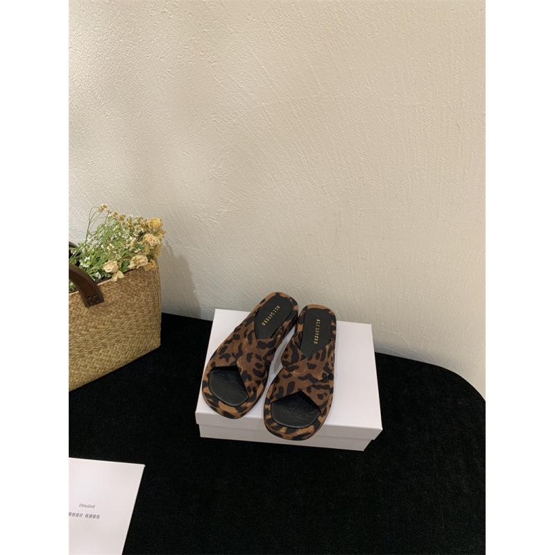 

Cross strap hollow square head open toe thick bottom cool slippers women s 2025 summer new outer wear fashionable versatile casual drag 39 цветной печати леопарда
