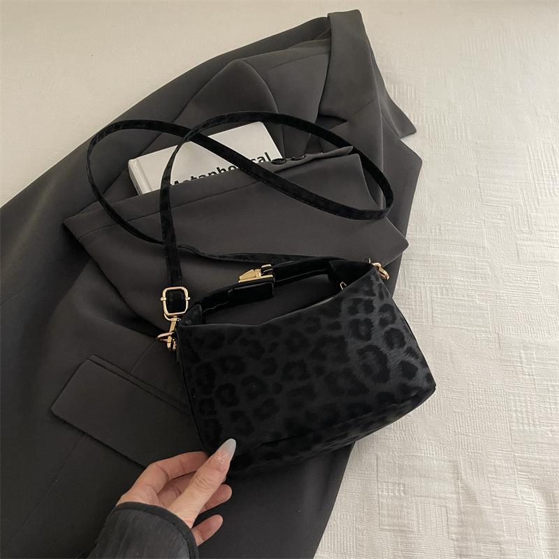 Fashion retro handbag Early autumn versatile shoulder messenger bag Casual bag Small square bag