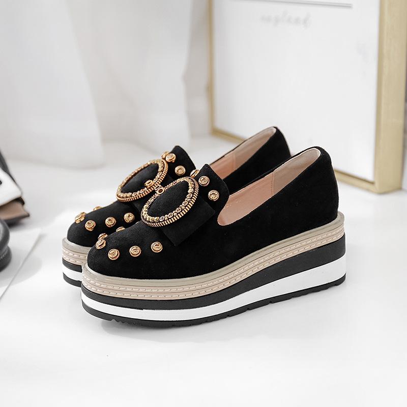 

Новые весенние туфли для маффинов на толстой подошве в полоску со стразами, женские туфли на танкетке с круглым носком и металлической пряжкой, увеличивающие обувь в британском стиле