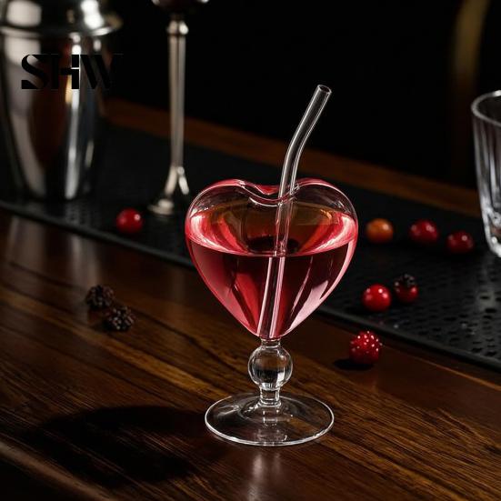 Klares Glasgeschirr für Sprudelwasser Herzförmiges Cocktailglas, 220 ml Kelch mit Strohhalm, Elegante Professionelle Bartending Kaltgetränke Tasse, Stilvoll