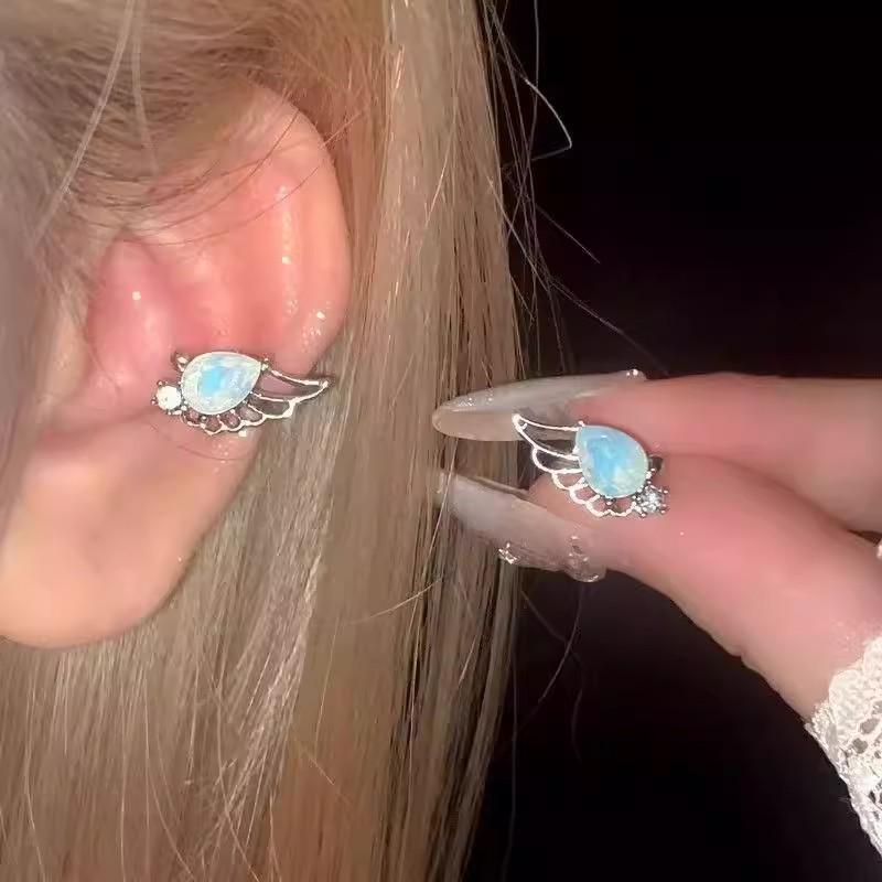 Zirconia Wing Ear Cuff: Stylish, Non-Piercing Ear Jewelry for Women