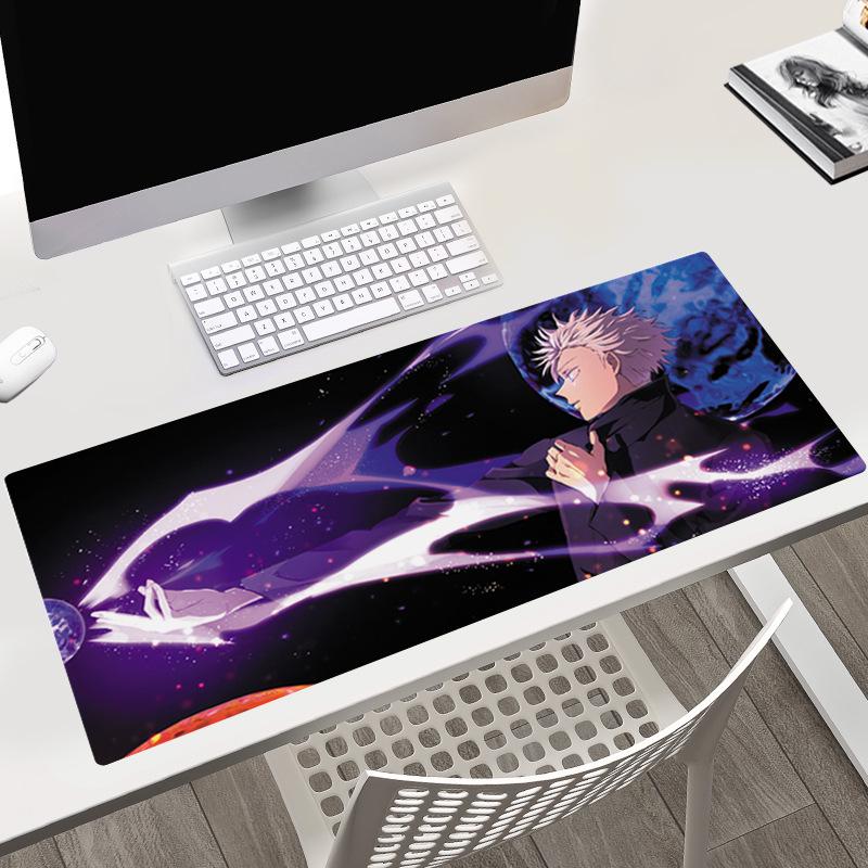 Tapis de bureau Jujutsu Kaisen 40x90x0.3CM avec les personnages Gojo, Yuji et Megumi.
