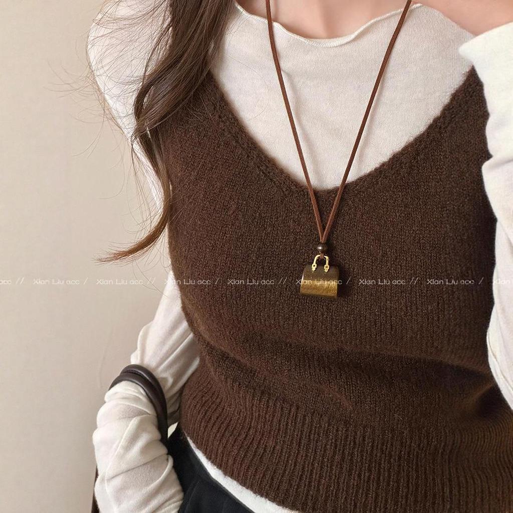 Korean Velvet Cord Tiger Eye Stone Pendant Necklace for Women – High-End Niche Design, Perfect for Autumn and Winter Sweaters.
