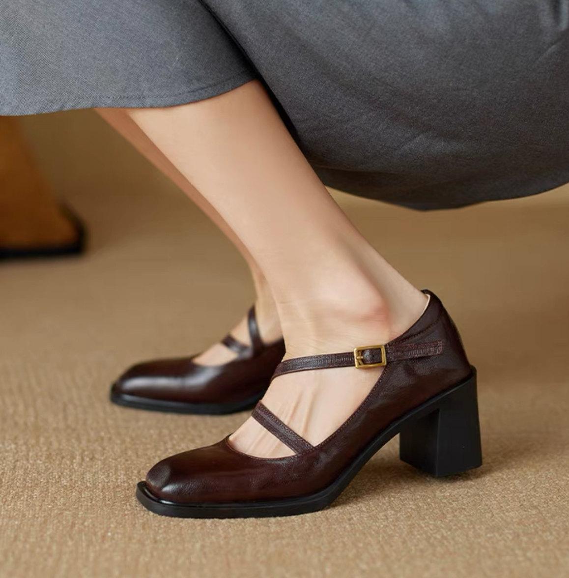 Модные классические туфли-лодочки с перекрестными ремешками на толстом каблуке — фото 4