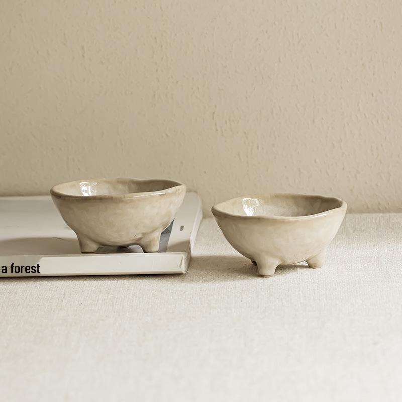 Japanese Retro Three-Legged Ceramic Condiment Dish for Sauces, Dips, and Seasonings