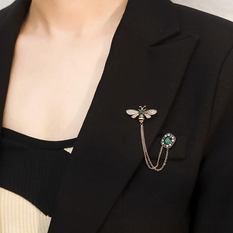 Bee Tassel Brooch: Elegant Women's Luxury Suit & Sweater Pin Accessory with Unique Design