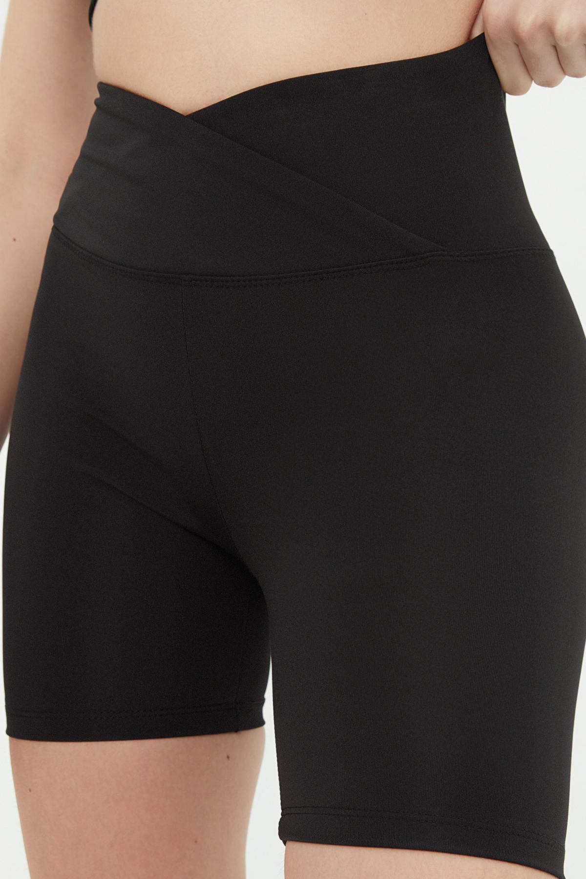 

Черные двубортные спортивные шорты с подъемом на талии, колготки TWOSS21SR0714...