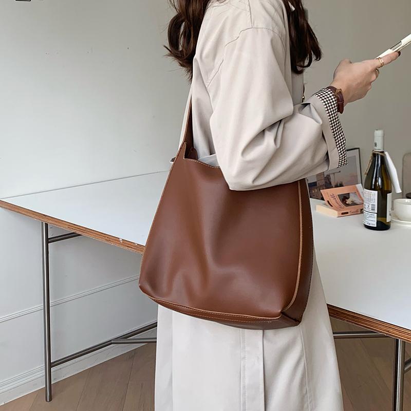 Versatile Large Capacity Tote Bag for Women's New Lazy Style Mother and Child Water Bucket Bag Retro Brown One Shoulder Crossbod