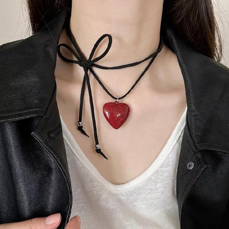 Fashionable Resin Heart Choker with Velvets Tie Adjustable Length Neckchain for Women Eye Catching Sweater Chain Jewelry