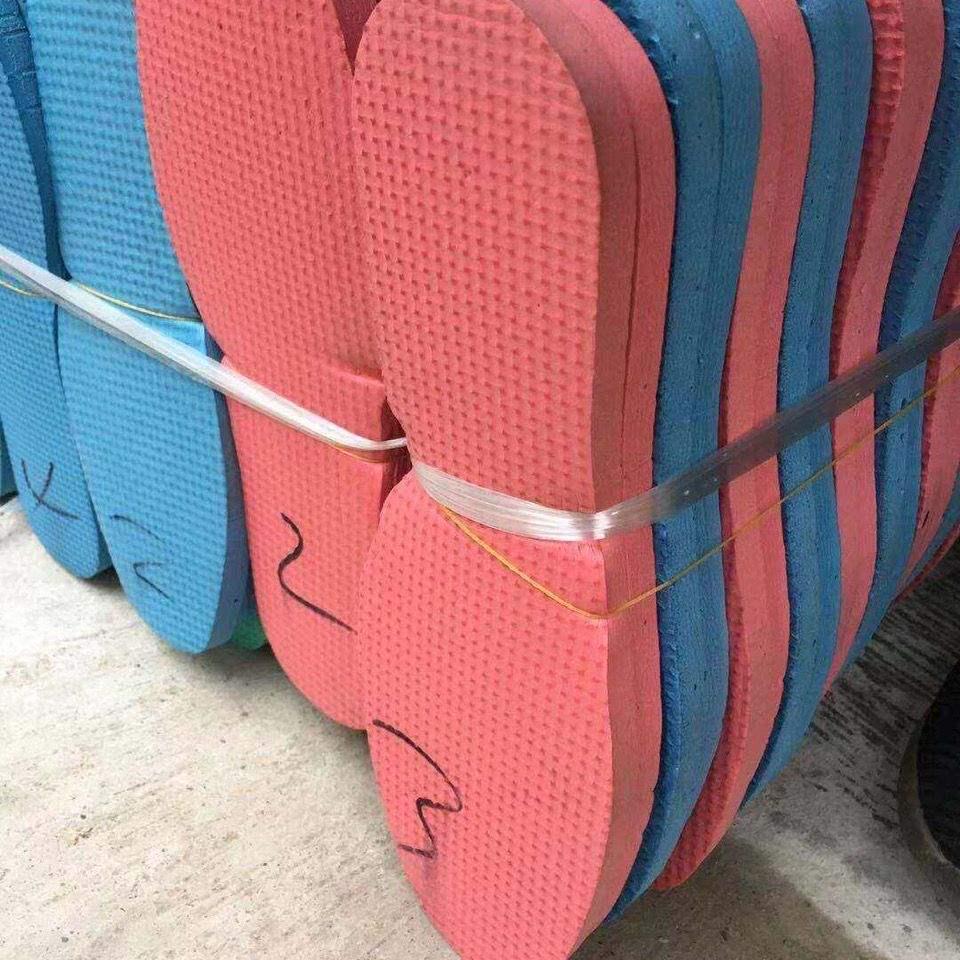 Moisture-Absorbing Self-Heating Rain and Snow Boots with Thick Insoles