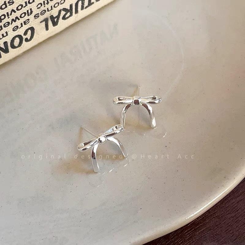 

1 Pair Cute Simple Clip Earrings Exquisite Unique Bowknot Design Suitable Daily Wear Versatile Fashion Women Clip-on Earrings