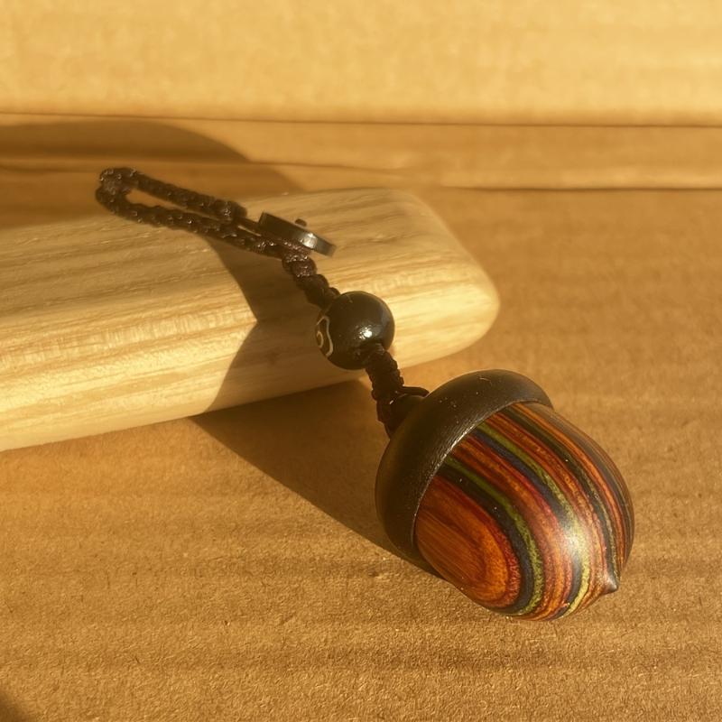 1 ks vyrytý dřevěný přívěsek na klíče s žaludem a šiškou - Vintage kreativní roztomilá ozdoba na klíče, batohy a peněženky.