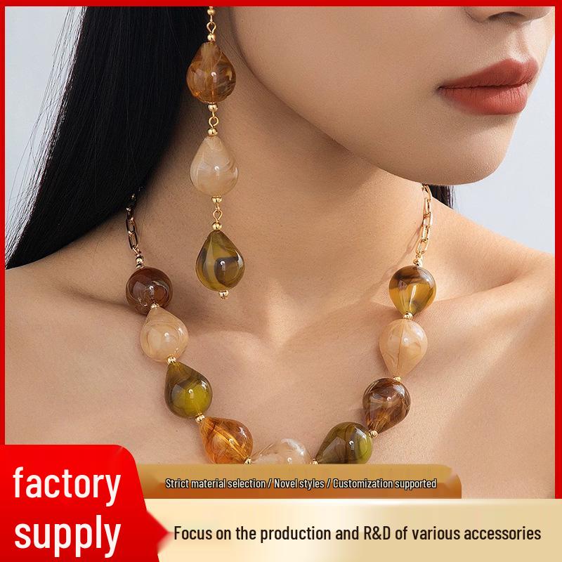 European Retro Holiday Style Two-Tone Acrylic Jewelry Set: Water Drop Earrings & Necklace золотой