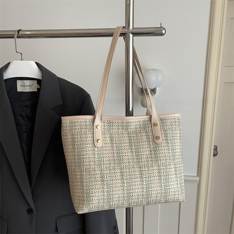 Fashionable and Stylish Color-matched Crossbody Bags Are Popular, Along with Tote Bag