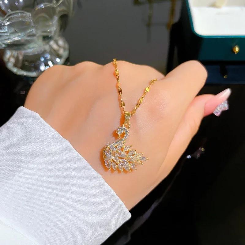 Neue Exquisite Vollkristall Rosa Schwan Anhänger Halskette für Damen Luxus Goldfarbe Edelstahl Halsband Korea Schmuck Farbecht