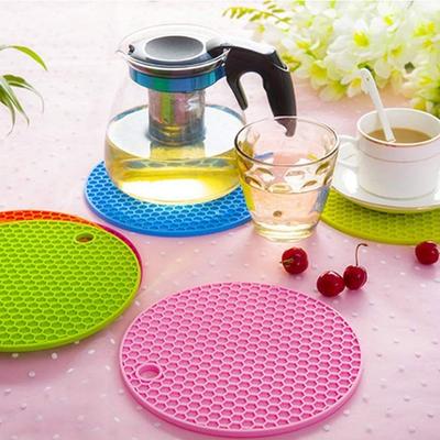 Silicone Honeycomb Design Mat – Thickened Anti-Slip Heat Insulation and Space-Saving Hanging Storage Solution