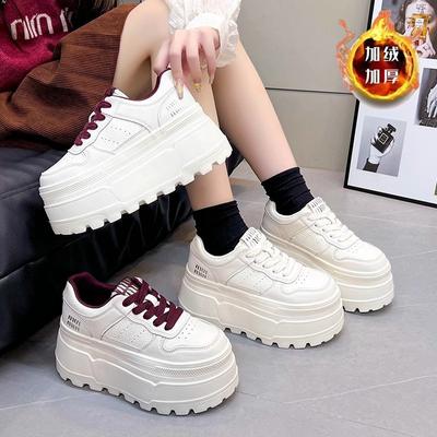 2025 novos sapatos brancos de sola grossa de alto valor para mulheres, sapatos esportivos populares que aumentam a altura, sapatos de plataforma versáteis para outono e inverno, sapatos casuais tipo muffin