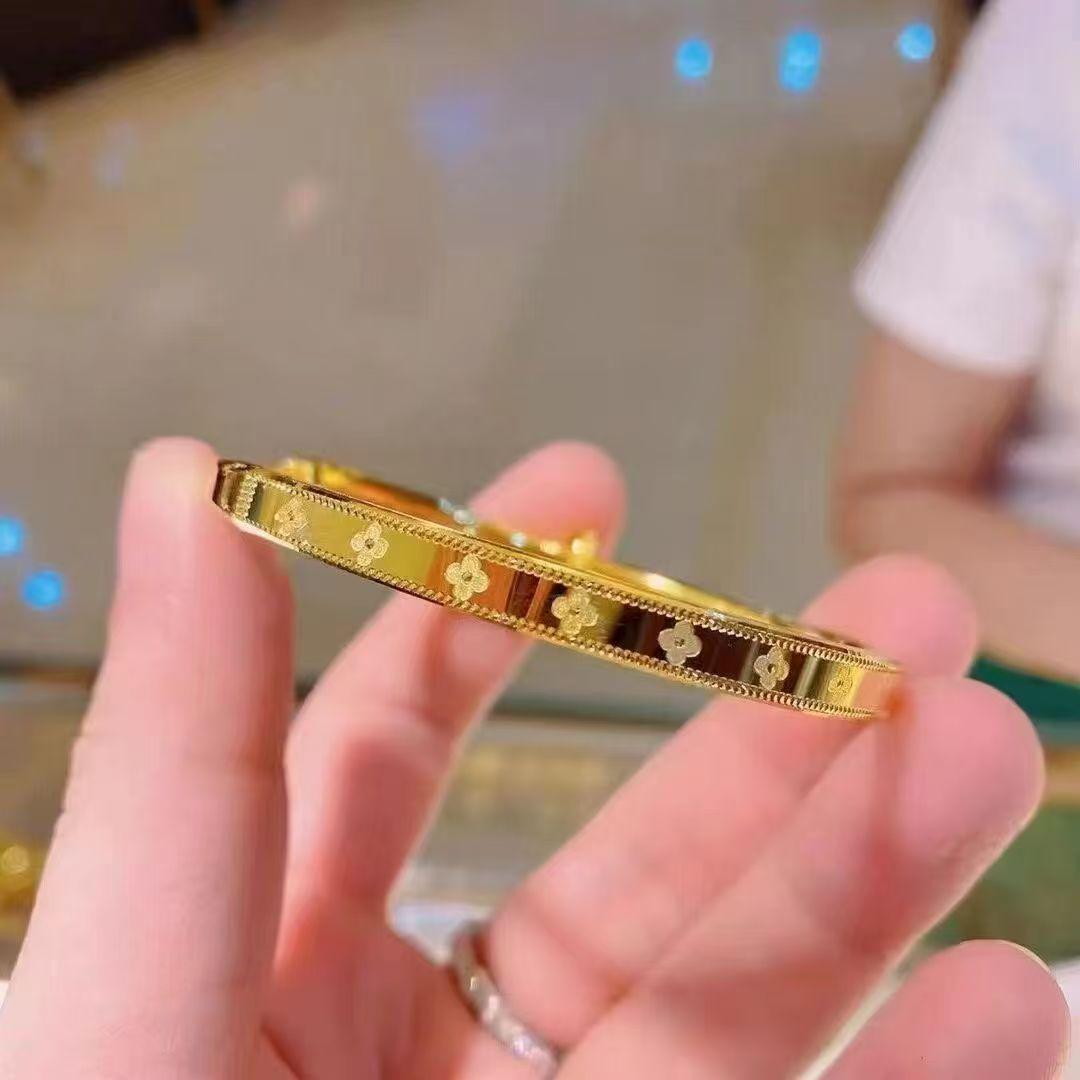 

Four-Leaf Clover Alloy Bracelet: Auspicious Blessings in Fashionable Push-Pull Design Alloy