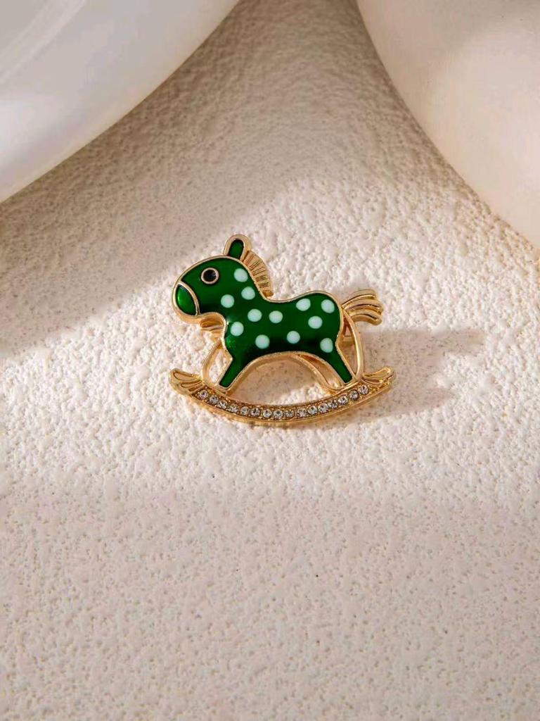 Exquisite Zodiac Horse Brooch: Festive New Year Pin & Cute Clothing Accessory