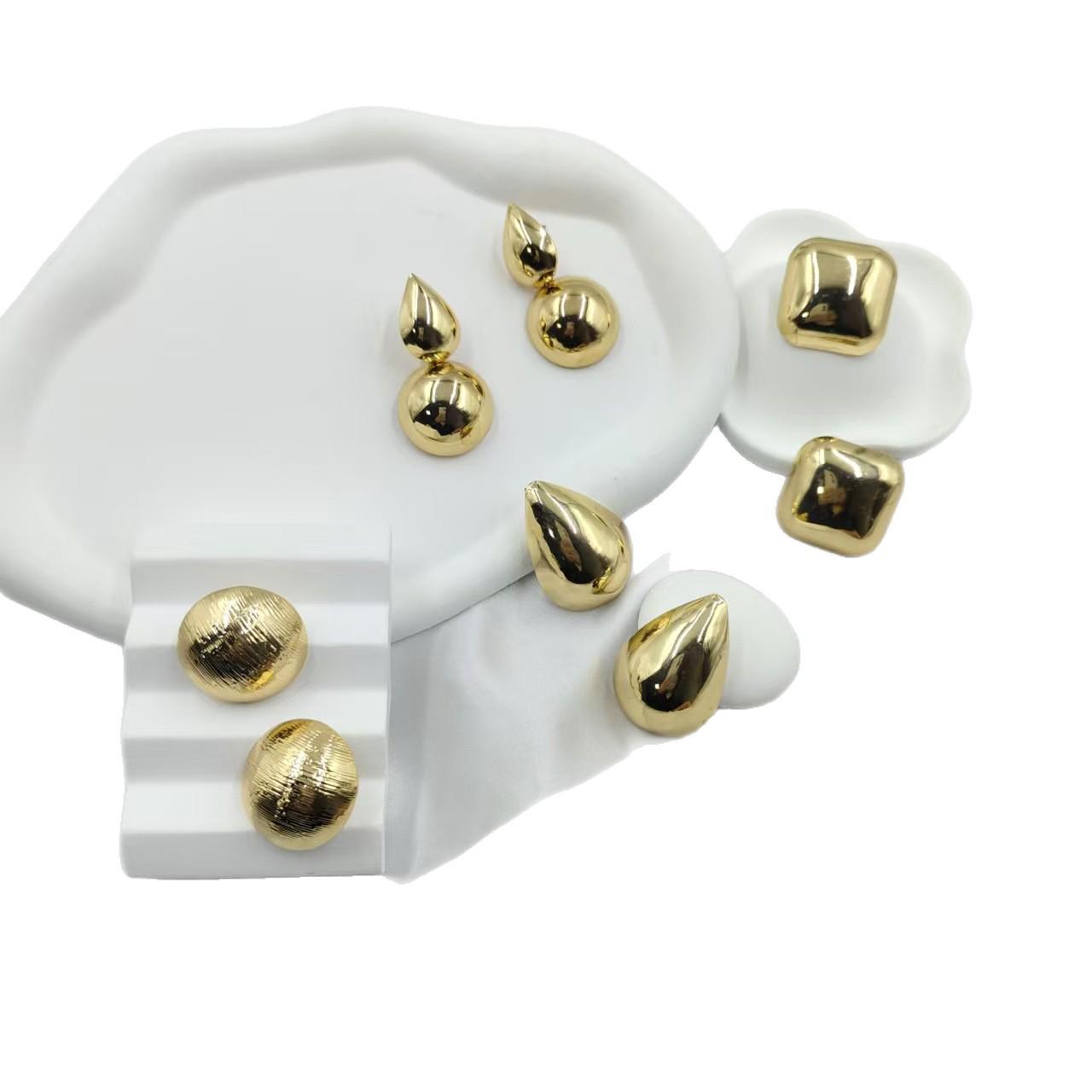 

Exaggerated Gold Stud Earrings: Lightweight Autumn/Winter Accessories with Unique Design Textured Square