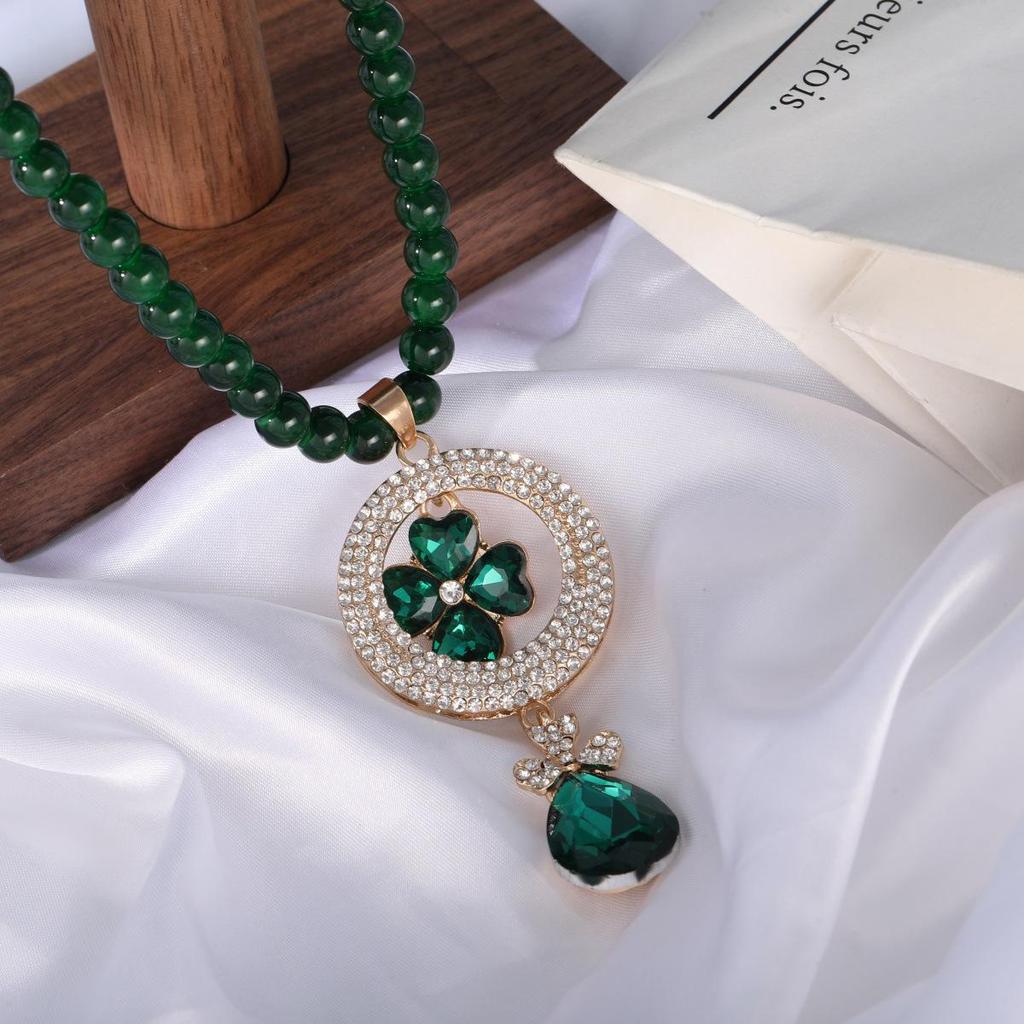 Elegant Green Ruyi Pendant: Versatile Sweater Necklace for Autumn & Winter