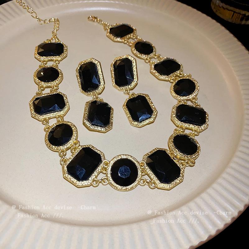 European and American exaggerated square geometric crystal necklace retro court style collarbone chain high sense medieval jewelry women