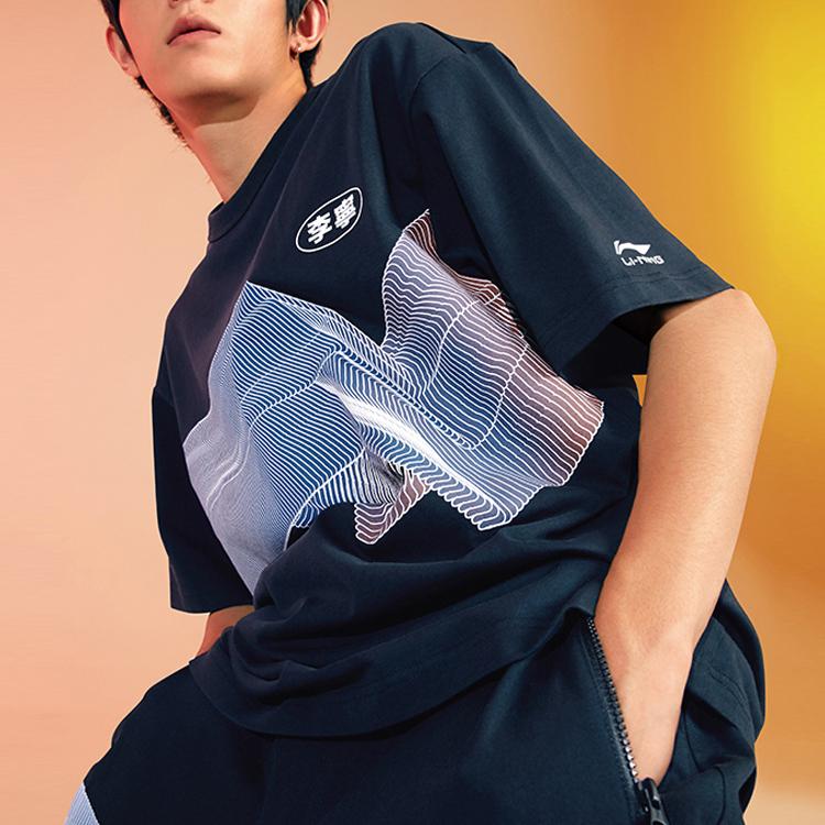 Li Ning Sports Fashion Serie SS21 Paris Fashion Week Bedrucktes Sport-Rundhals-Kurzarm-T-Shirt Herren Tops Schwarz AHSR259-1