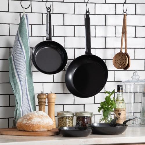 Endo Shoji TKG Iron Frying Pan, 22cm, Inner Diameter X Depth (mm): 222 X 45, Base Diameter (mm): 155, Plate Thickness (mm): 2.3, Weight (kg): 0.94. In