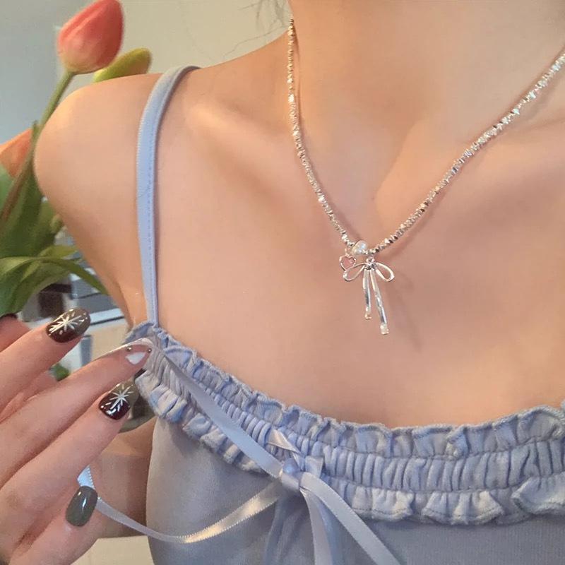 Brogan-style Necklace with Bow-shaped Pendant, Elegant Accessory for Women, High-end, Lightweight, Exclusive and Niche Neck Chain.