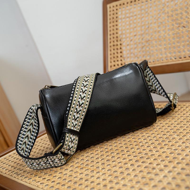 

Leather women s bags, messenger bags, women s versatile new retro shoulder bags, fashionable cylinder bags чёрный