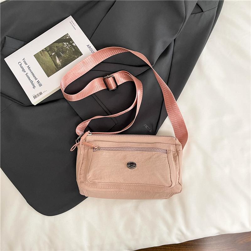 

2025 new casual middle-aged women s fashion simple small square bag large capacity high value casual commuter messenger bag розовый