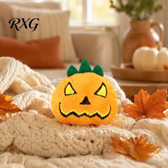 Soft Cat Chew Toy Halloween Pumpkin Toy, Squeaky Stuffed Self-entertainment Plush with Feathers for Indoor Cats