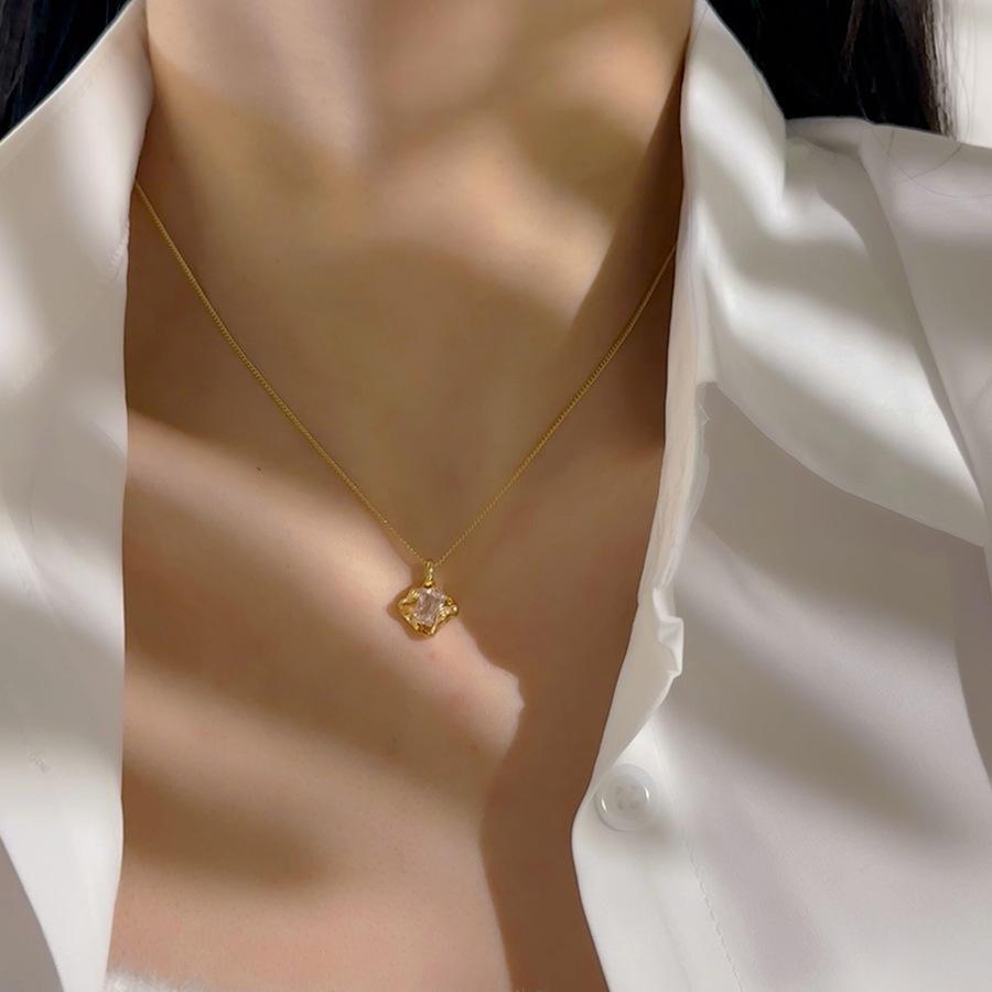 Elegant Women's Zircon Rhombus Pendant Necklace: Unique Design, Versatile Clavicle Chain