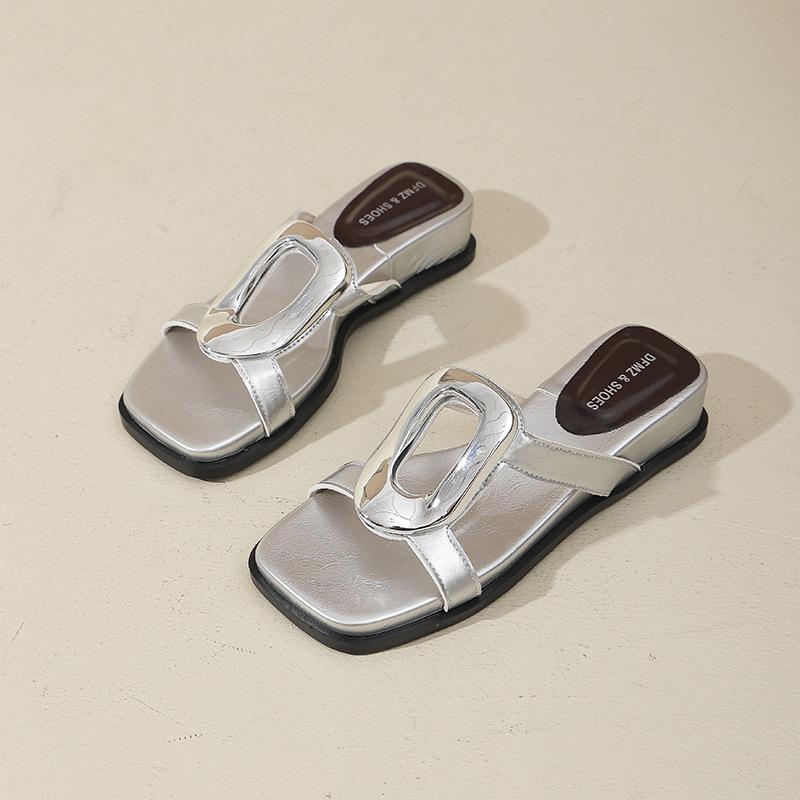 Divat 2025 Új Ék Sarok Női Papucsok Tömör Fém Díszítés Női Papucsok Elegáns Ruha Szandál Női Strand Nyári Cipők