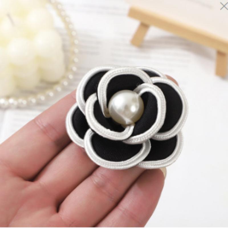 Czarna broszka z kwiatem kamelii dla kobiet Modna przypinka z tkaniny do sukienki koszuli Akcesoria Prezent