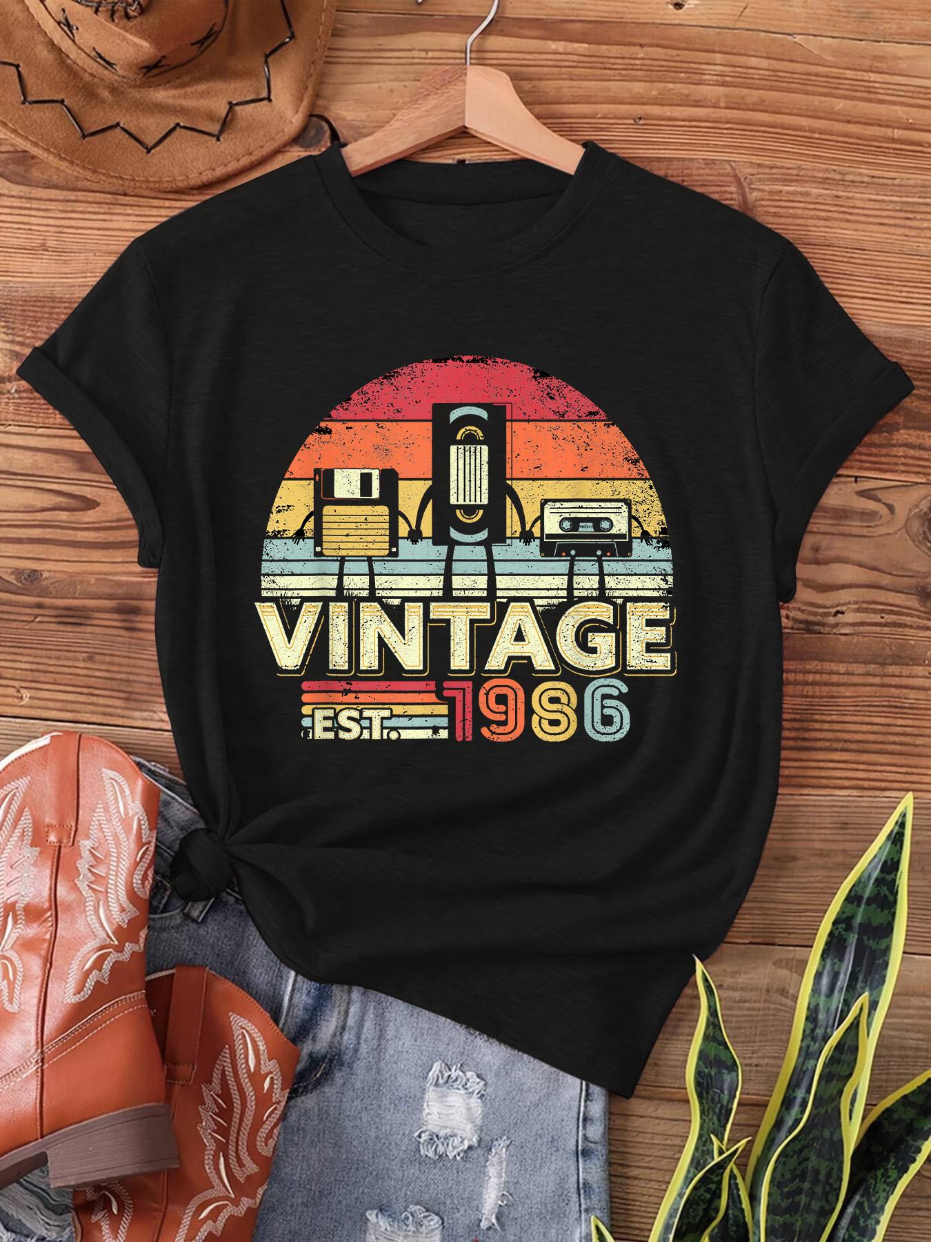 

Y-Cartoon 3 Magnetic Box Hand in Hand 40th Birthday, 1986 Retro Birthday Printed T-shirt, Short Sleeve Round Neck Casual Top ... S разноцветный