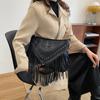 Fashi Vintage Leder Crossbody Tasche, Boho Stil Schultertasche, Quaste Niete Kreuz Dekor Quadratische Geldbörse Lässige Umhängetasche