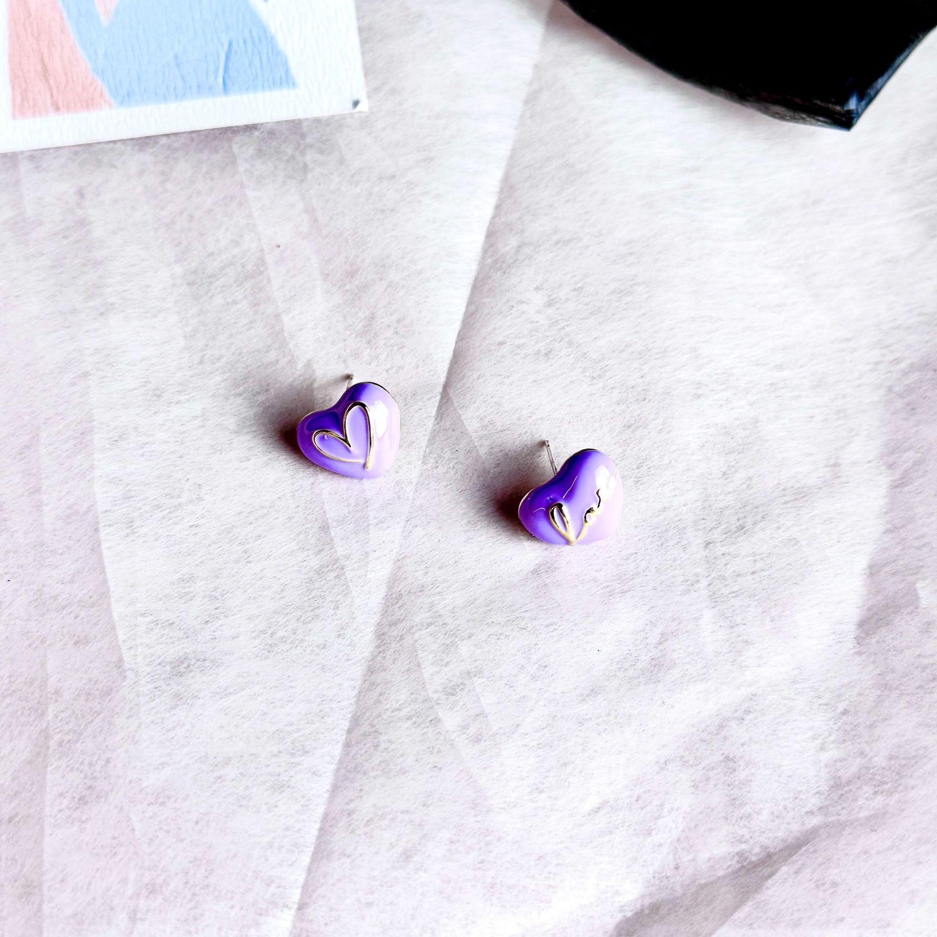 Милые черные эмалевые серьги-гвоздики в форме сердца для женщин и девочек, асимметричные серьги в форме сердца с буквами Love, модные ювелирные изделия темно-фиолетовый