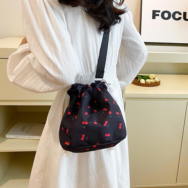 Cherry printed large-capacity bag, women's bag, small fresh shoulder bag, high-value niche messenger bag.