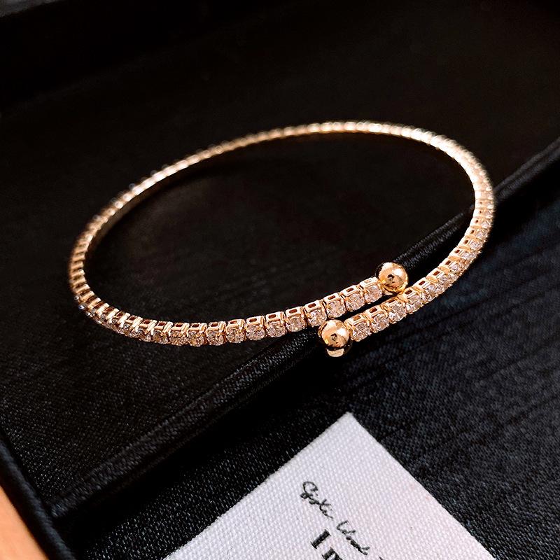 Elegantes Zirkon Buchstaben Blumen Armband: Hochwertiger vielseitiger Armreif für Damen