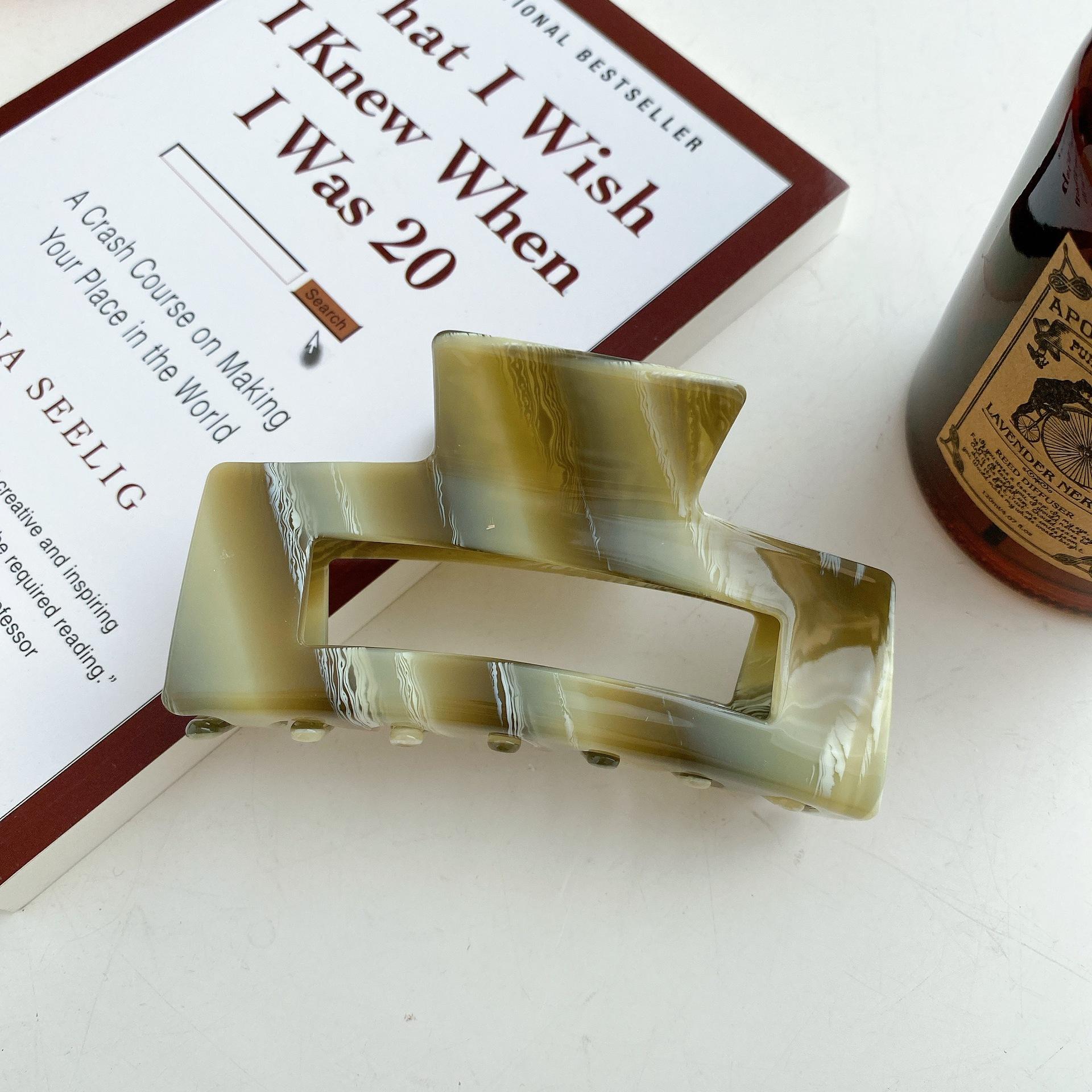 

Stylish Creamy Retro Hair Claw Clip With Geometric Lines Large Size Perfect For Women Fashionable Gray Blue