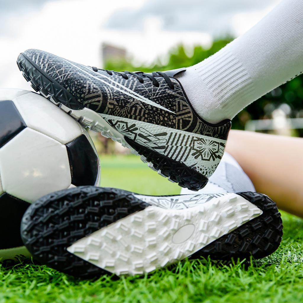 Football shoes men's low-top blue and white porcelain spikes youth professional training sneakers foreign trade explosion large size sports shoes