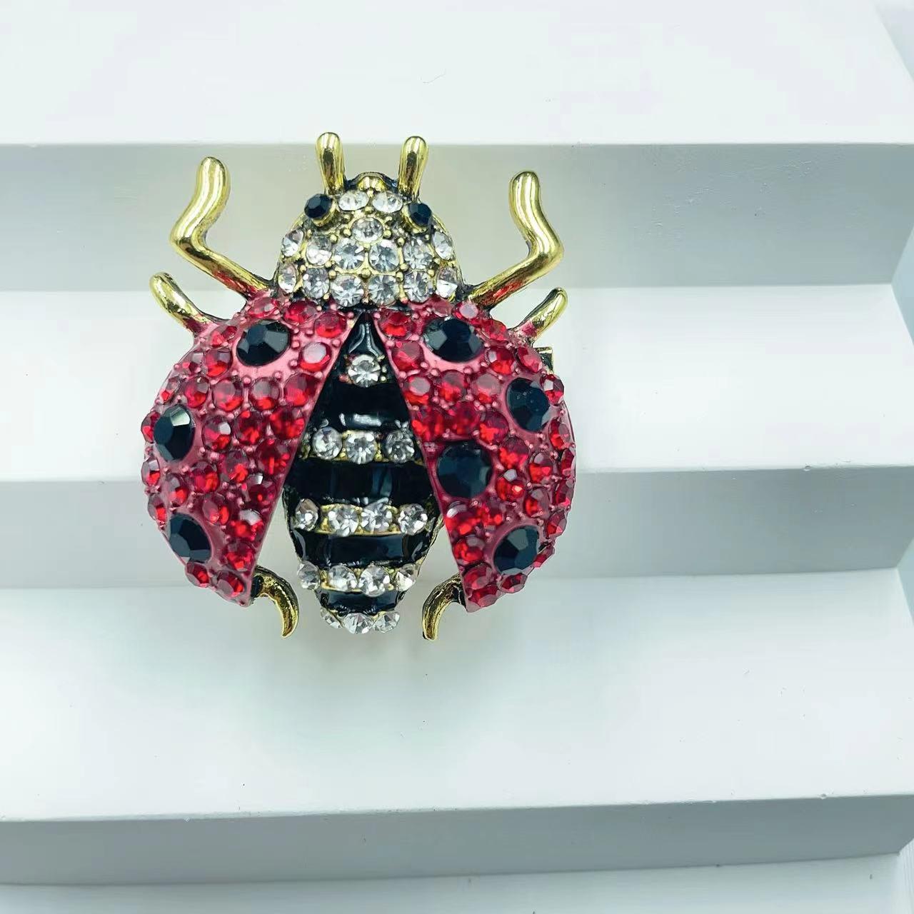 

Элегантная брошь-божья коровка с бриллиантами - булавка-жук из высококачественного сплава с эмалью, идеально подходит для аксессуаров для одежды.