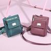 Bolso Cruzado Compacto de Nailon para Mujer – Diseño Ligero y Resistente al Agua con Placa Metálica con Logo y Múltiples Bolsillos, Ideal para el Uso Diario