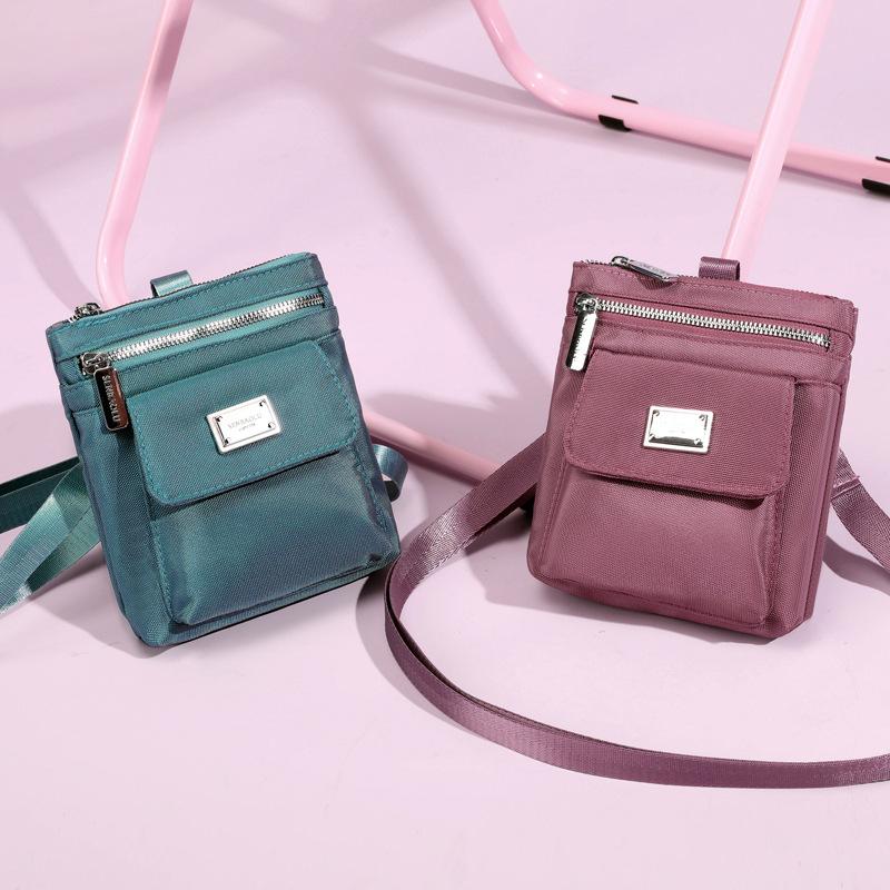 Bolso Cruzado Compacto de Nailon para Mujer – Diseño Ligero y Resistente al Agua con Placa Metálica con Logo y Múltiples Bolsillos, Ideal para el Uso Diario
