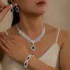 Luxuriöses Qualitäts-Tropfen-Halsketten-, Ohrring- und Armband-Schmuckzubehör-Set für Hochzeitskleider und Formelle Kleidung