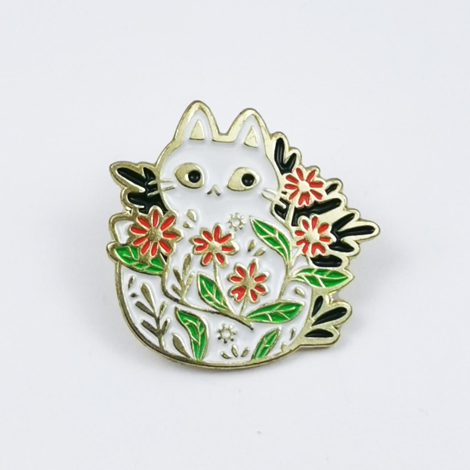 Customized Black & White Cat Brooch with Alloy Drip Oil Flower Design for Clothing and Bags