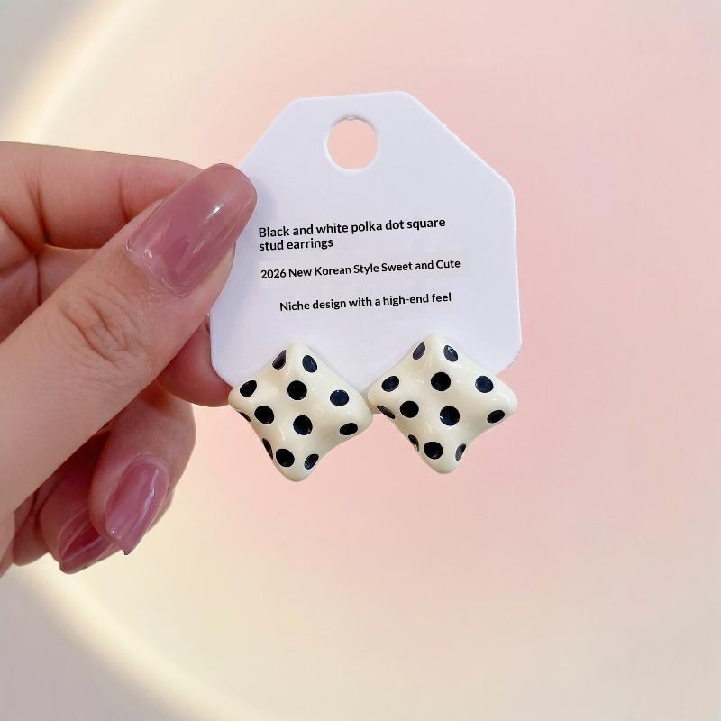  Sweet Design Black /White Cute Square Polka Dot Stud Earrings For Women'S Simple Unique Temperament Party Gifts