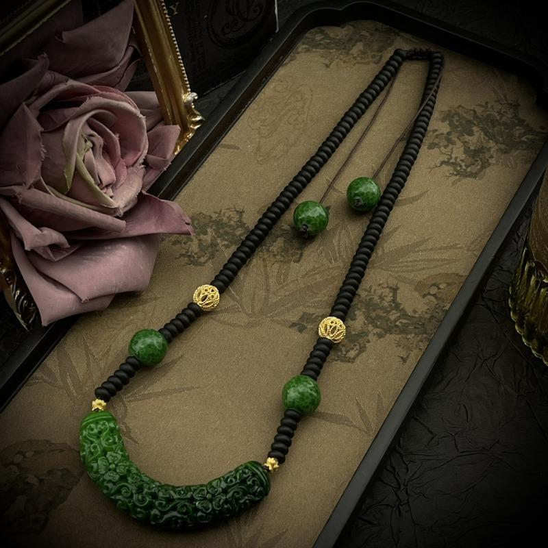 Vintage Vintage Quaint Dark Black Rope Chain Bright Green Engraved Hollow Ball Necklace Necklace
