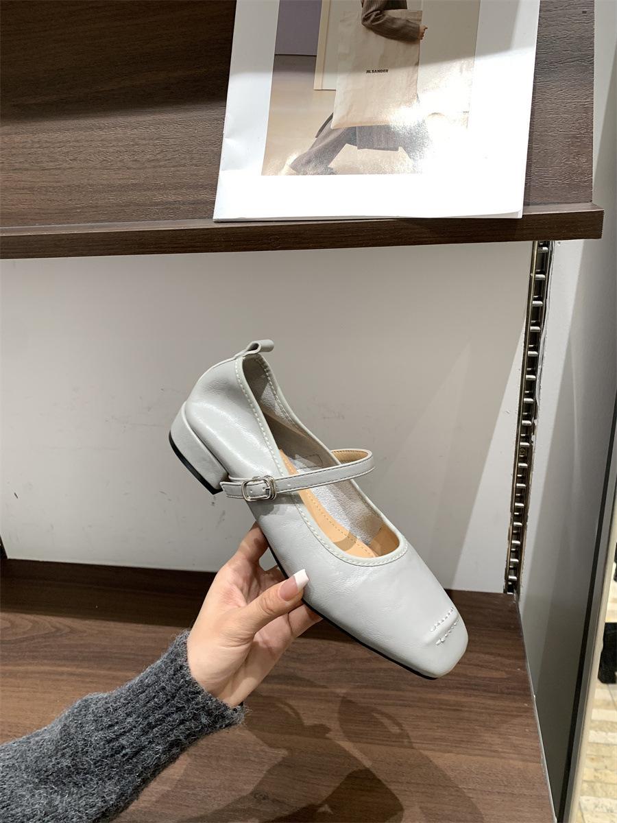 

Retro style thick heel single shoes women s soft leather ladyshoes spring 2025 new square head shallow mouth word with Mary Jane shoes 39
